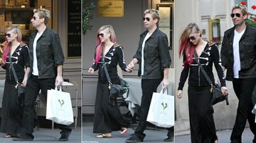 Avril Lavigne e Chad Kroeger passeiam de mãos dadas pelas ruas de Paris, na França - Grosby Group
