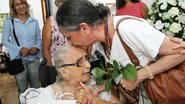 Maria Bethânia beija a mãe, Dona Canô, em seu aniversário de 105 anos - Edgar de Souza / AgNews