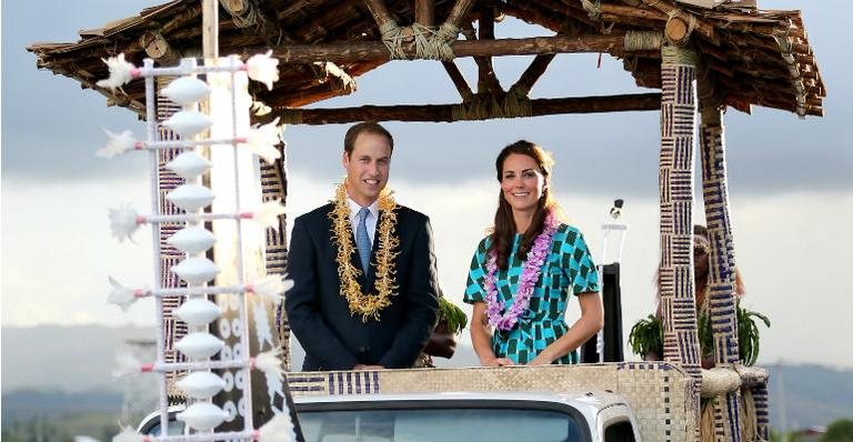 William e Kate desfilam em carro alegórico nas Ilhas Salomão - Getty Images