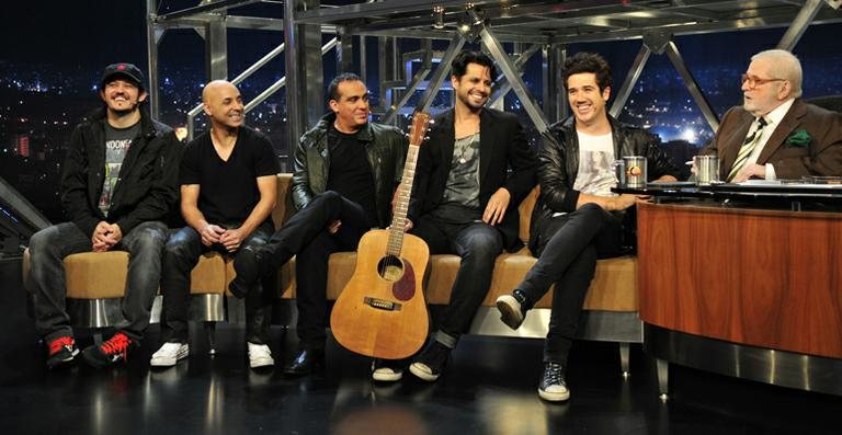Jô Soares com a banda Jota Quest - TV Globo/ Ricardo Martins