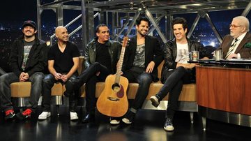 Jô Soares com a banda Jota Quest - TV Globo/ Ricardo Martins