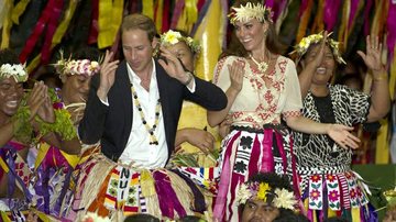 Príncipe William e Kate Middleton vestem saias e dançam em Tuvalu, na Polinésia - Getty Images