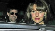 Tom Cruise aparece com moça desconhecida em Londres, na Inglaterra - Grosby Group