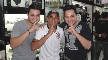 A dupla sertaneja Marcus e Dalto e o atacante do Corinthians Jorge Henrique visitam loja em SP. - -