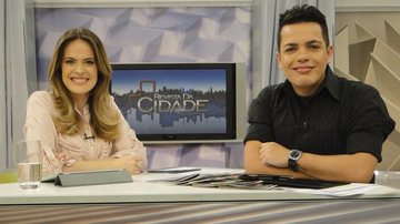 A versátil dupla Regiane Tápias e Marcelo Bandeira apresenta a atração diária de variedades nos estúdios da TV Gazeta, em São Paulo. - -