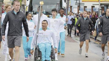 O atleta Clodoaldo Silva leva a tocha durante os Jogos Paralímpicos de Londres. - -