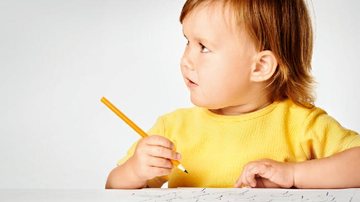 Esponja de conhecimento - Nos primeiros anos de vida, o cérebro da criança está mais apto a formar novas conexões ao ser exposto a uma segunda língua - Anuário do Bebê