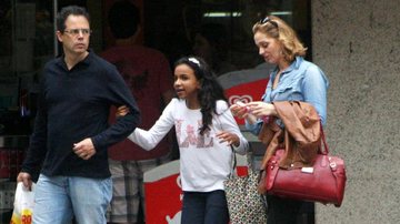 Alexandra Richter passeia em Ipanema com o marido Ronaldo Braga e a filha Gabriela - Júlio Cesar Silva/FotoRio News