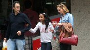 Alexandra Richter passeia em Ipanema com o marido Ronaldo Braga e a filha Gabriela - Júlio Cesar Silva/FotoRio News