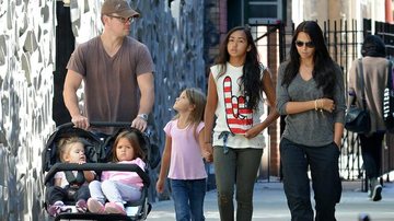 Matt Damon leva suas garotas para passear em parque de Nova York, Estados Unidos - Splash News splashnews.com