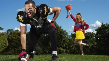 Em Tarrytown, NY, Iran e Elaine entram em campo para brincar de jogador de futebol americano e cheerleader. O - Selmy Yassuda/Beleza:Duh Nunes
