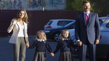 Casal real leva as herdeiras à escola - Reuters/Susana Vera