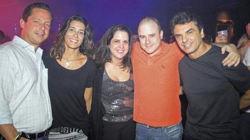 O casal Guilherme e Mariana Batochio curte festa com os amigos Mirela Bayer, Diego Fernandes e Raul Boesel, em Guaratinguetá, SP. - -
