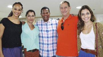 Com a filha Luciana Mello, Jair Rodrigues (ao centro) recebe Angelina Muniz, Álvaro José e Aline Muniz, filha de Angelina, em evento beneficente, em São Paulo. - -