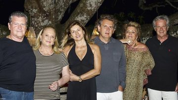 Berardino Fanganiello com sua amada, Manuela, recebe os casais Walkiria e Angelo Derenze e Dudu Pacheco e Rodolfo Muller em sua casa em Trancoso, Bahia. - -
