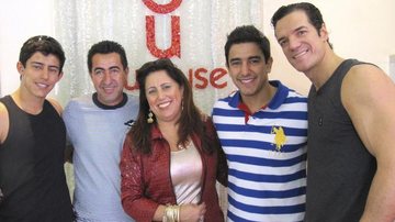 O ator Carlos Machado, à direita, visita loja de moda íntima e é recebido por Vinícius Marques, com os pais e donos do espaço, Sirlei e Rosana Marques, e o irmão Cícero, em Juruaia, MG. - -