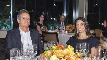 Com o amado, o dentista Laércio Vasconcelos, a chique empresária de moda Rosangela Lyra prestigia o jantar e leilão em prol do Instituto Arte de Viver Bem, na sede da Federação das Indústrias do Estado de São Paulo, Fiesp, na capital paulista - -