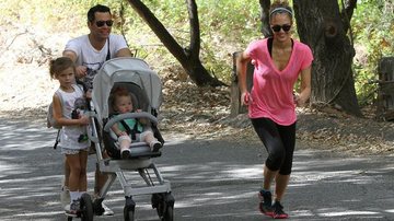 Ao lado da família, Jessica Alba se exercita em Beverly Hills, Los Angeles - The Grosby Group