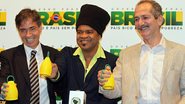 Carlinhos Brown com a caxirola, entre o secretário executivo Luis Fernandes e o ministro do Esporte, Aldo Rebelo - Divulgação/ Ministério do Esporte
