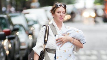 Uma Thurman carrega a filha recém-nascida no colo - Grosby Group