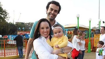 Mariana Belém com a pequena Laura e o marido Cristiano Saab - Manuela Scarpa / Foto Rio News