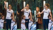Com camisa do Real Madrid, Jennifer Lopez acena para os fotógrafos na Espanha - The Grosby Group