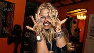 Adriane Galisteu se diverte com tatuagens fakes durante ensaio de moda - Manuela Scarpa/Foto Rio News