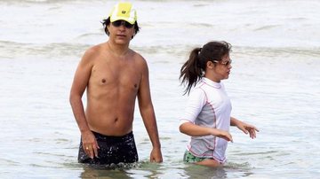 Tom mergulha com a caçula, Maria, no mar de Ipanema, Rio. - -