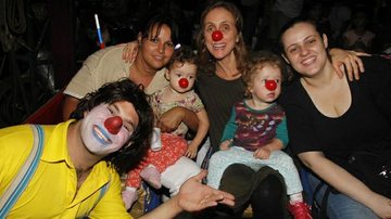 Betty Gofman e suas gêmeas Alice e Helena se divertem no circo - Delson Silva / AgNews