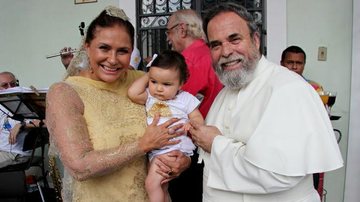 Fafá de Belém com a neta, Laura, e o Padre Antônio Maria - FotoRioNews