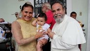 Fafá de Belém com a neta, Laura, e o Padre Antônio Maria - FotoRioNews
