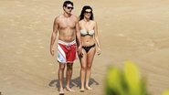 Na praia de Grumari, a atriz caminha acompanhada de Rich Torrisi, sócio de um restaurante ítalo-americano em Nova York. - Dilson Silva