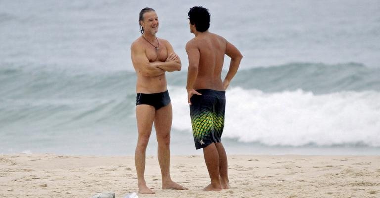 O ator curte a praia com o filho Diogo na mesma semana em que a morte de Max, seu personagem em Avenida Brasil, monopoliza as atenções. - Marcos Ferreira/Rio News