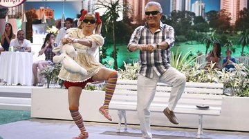 Nina ensina Carlos Alberto de Nóbrega a dançar ‘Gangnam Style’ no ‘A Praça é Nossa’ - Roberto Nemanis/SBT