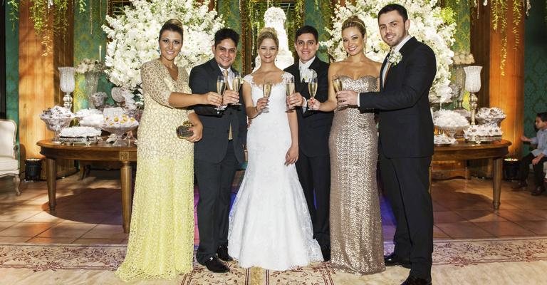 Os noivos são ladeados pelos padrinhos, Ina Freitas e Jorge, dela, e Nana Nassif e Mateus, dele - Samuel Chaves