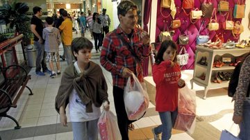 O ator compra presentes para os filhos - Delson Silva /AgNews