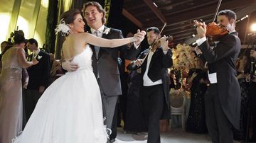 Ao som de violinos, Ticiana Villas Boas e Joesley Batista cumprem, com garbo, a tradição da valsa dos noivos - Manuela Scarpa
