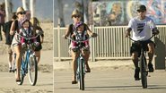 Pink passeia de bicicleta com sua pequena Willow Sage e seu marido, Carey Heart, por Los Angeles - The Grosby Group
