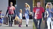 Chris carrega as sacolas de presentes seguido por Moses, enquanto Gwyneth caminha de mãos dadas com Apple. Visita do casal a uma consultoria, em L.A. - GSI Midia/The Grosby Group