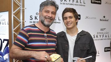 O ator Leopoldo Pacheco, com o herdeiro, Frederico, prestigia première do filme 007 – Operação Skyfall, em shopping de São Paulo. - -