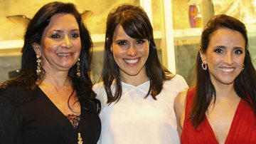 Paula Balducci de Oliveira e Alessandra Ferraz (nas pontas) recebem em láurea da ONG Autismo & Realidade, na capital paulista, a atriz Fernanda Pontes. - -