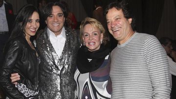 Na companhia de sua amada, Adele Zarzur, o cantor Reinaldo Kherlakian é aplaudido pelo casal Helena Mottin e Eder Veneziani após seu show em clube paulistano. - -
