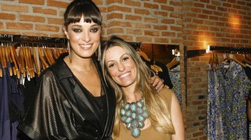 A DJ e stylist Lara Gerin confere as novidades fashion do espaço de moda de Carolina Faggion, em SP. - -