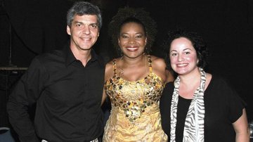 Margareth Menezes é ladeada por Ronaldo Gomes Ferreira e Cláudia Corrêa, em evento em Comandatuba, BA. - -