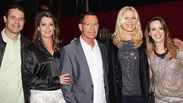 Paula Toller faz show em evento de shopping de Goiânia e é tietada por Alessandra Louza Resende, com o pai, Lourival, e a irmã Emmanuele, com o marido, Salvador Neto. - -