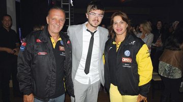 O casal de pilotos Renato Martins e Débora Rodrigues aplaude show de Ale Vanzella, em Guaporé, RS. - -