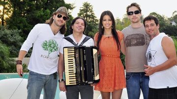 Tato, Valdir, Alemão e Dézinho, da banda Falamansa, falam a Stephanie Junqueira na atração da RedeTV! e Gazeta, em São Paulo. - -