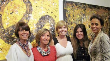 Christina Cocicov, Stella Gomide, Rachel Bratfisch, com a sua filha Karla, e Rosangela  Oliveira prestigiam o vernissage da mostra de arte, em SP. - -