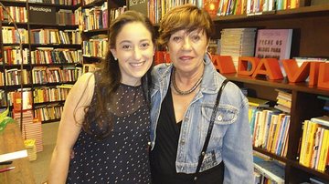 Vanessa Dwek lança o livro Mãe de Primeira Viagem e é felicitada pela decoradora Barbara Kaiser, em SP. - -
