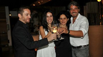 Alexandre Borges brinda com João Vasco, Sofia Vitória e Mariana de Moraes a estreia de 'Poema Bar' em São Paulo - Fabio Miranda